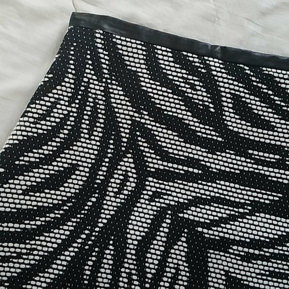 Black & White Textured Palm Print Mini Skirt - Picture 3 of 5